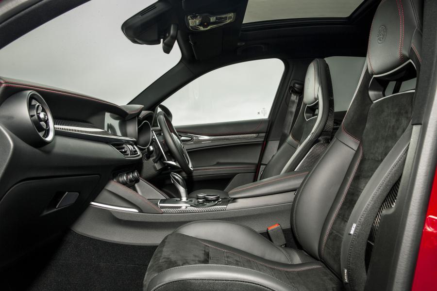 Интерьер Alfa Romeo Stelvio Quadrifoglio (949) 2018 года  (UK) (фото 57 из 59)